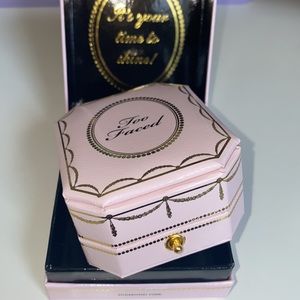 Too faced highlighter